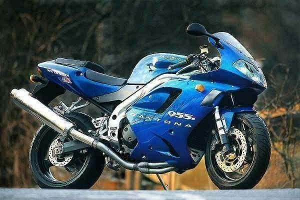 <div class='descrGalleryTitle'>Daytona 955i 2002</div><div class='descrGalleryText'><p>Nacque come T595 Daytona ed era la versione “vestita” della Speed Triple, <b>un'alternativa europea alle giapponesi sulla scia del successo della Ducati 916, </b>e con l'unicità (all'epoca) del motore a 3 cilindri. Nel 1999, la seconda generazione prese ufficialmente la denominazione 955i, ed era <b>una bella sportiva caratterizzata da forme morbide, colori originali, un bellissimo forcellone monobraccio </b>e cerchi a tre razze. Il motore aveva una voce e un'erogazione da sogno, i kg erano un po' troppi ma poteva essere la base per una ottima sportiva stradale. In Triumph presero però la strada sbagliata: con il my 2022, per migliorare la dinamica di guida <b>tolsero il monobraccio a favore di un forcellone oggettivamente brutto, </b>e buttarono alle ortiche anche l'affascinante linea per copiare malamente quella della&nbsp;Suzuki GSX-R.&nbsp;Un passo falso che <b>tarpò le ali all'intera stirpe </b>delle Daytona, sia le successive col triple &quot;big block&quot;, presto dismesse mentre la Speed continuava la sua carriera, che le medie col poco riuscito 4 cilindri 600 e poi 650. Un po' meglio andò alla 675 a tre cilindri, comunque <b>mai veramente esplosa </b>nemmeno con l’evoluzione a 765 arrivata nel 2019. È di questi tempi invece la nuovissima 660, posizionata come sportiva entry-level e che promette grandi cose in un segmento che pian piano <b style="font-size: 0.8125rem; background-color: transparent;">sembra acquisire nuova vitalità</b><span style="font-size: 0.8125rem; background-color: transparent;">.</span></p>
</div>